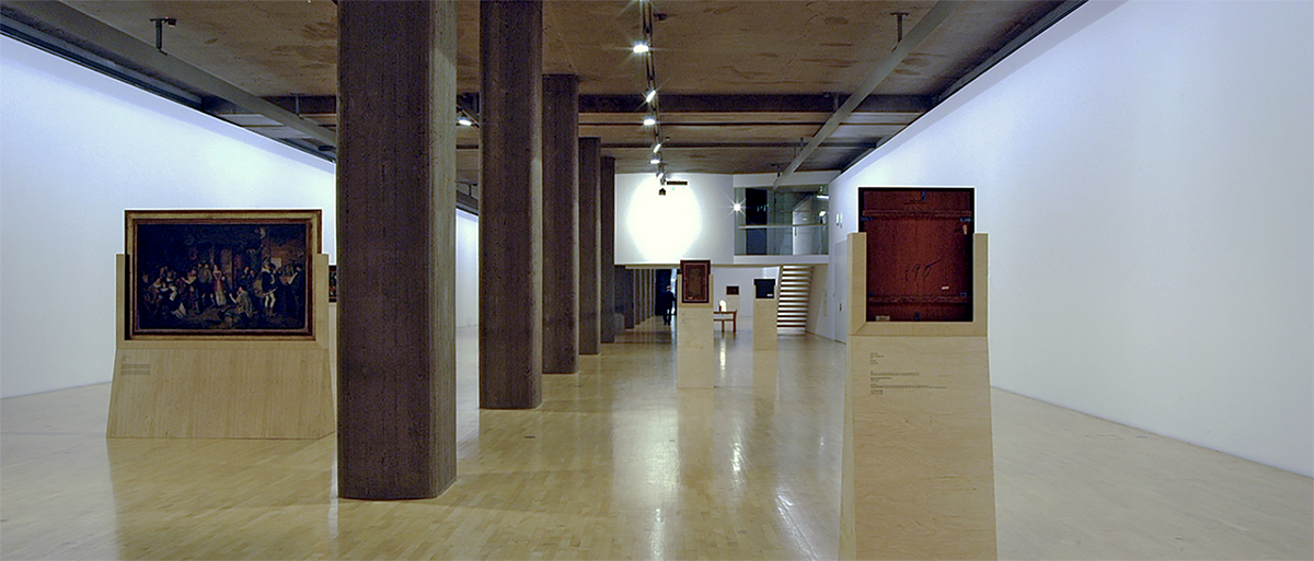 Photo: Maria Eichhorn’s exhibition Restitution Policy, 2003/04 at the Lenbachhaus in Munich.3