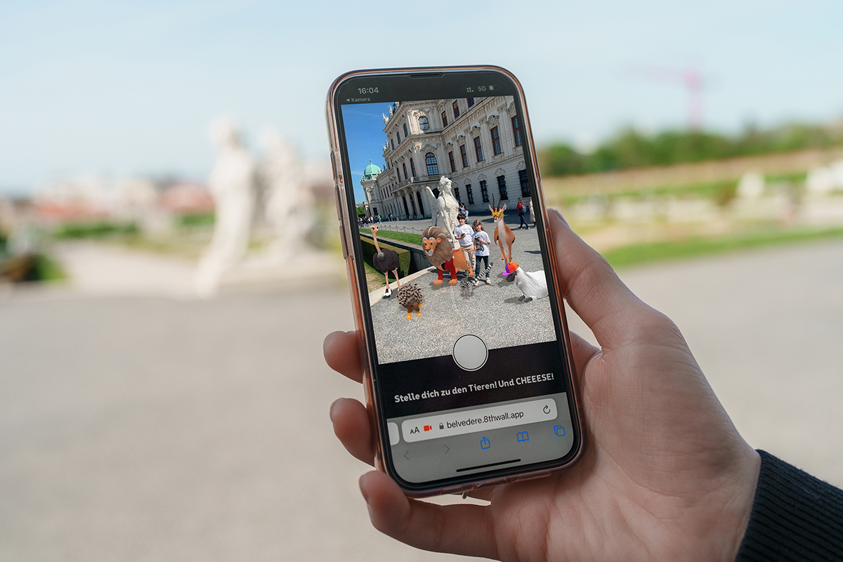 Group photo with the Fantastic Palastics in the garden of the Belvedere Museum. Photo: David Payr. © David Payr, Belvedere Wien.
