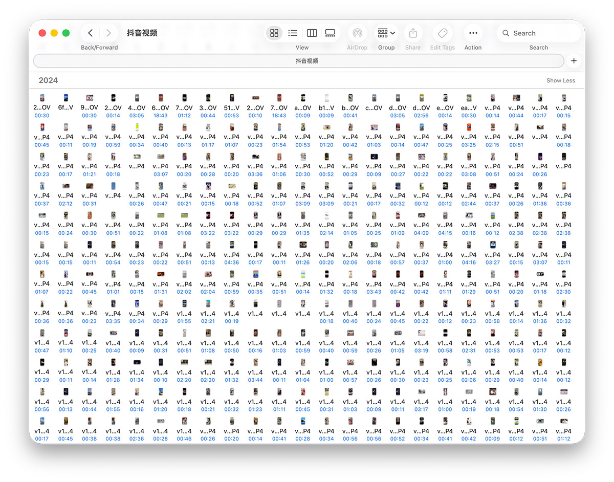 在 苹果macOS Tahoe 系统中的“ 访达”窗口截图，显示带有项目信息与图标预览的短视频文件。