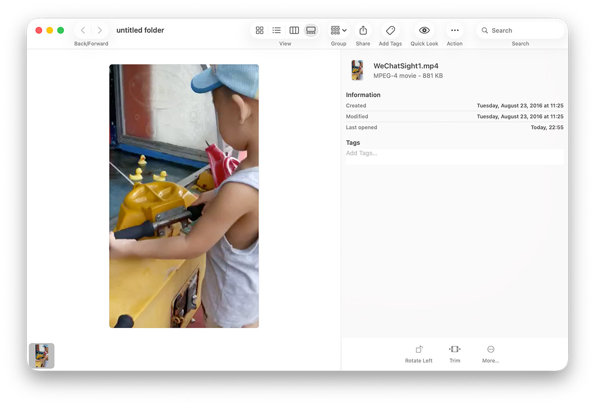 macOS Tahoe 的 “访达” 窗口，显示艺术家所收藏的最早期短视频之一；文件名显示其来源为微信小视频功能。