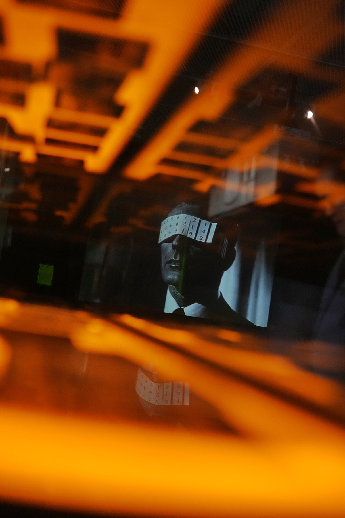 鲍里斯·埃尔达格森（Boris Eldagsen）作品的展览现场图，上海民生现代美术馆，2025年 摄影：上海民生现代美术馆©上海民生现代美术馆