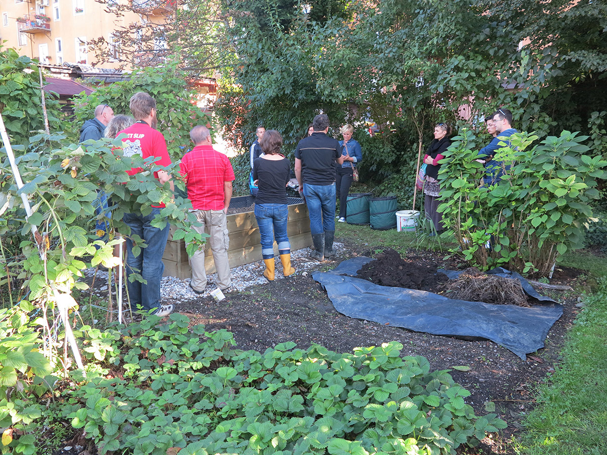 Andreja Džakušič with coworkers, Hanging Gardens, 2015, project Architecture of Human Relations, open atelje, Kare 9, Celje, setting of a raised bed. © DLUC (Društvo likovnih umetnikov Celje / Association of Fine Artists of Celje).