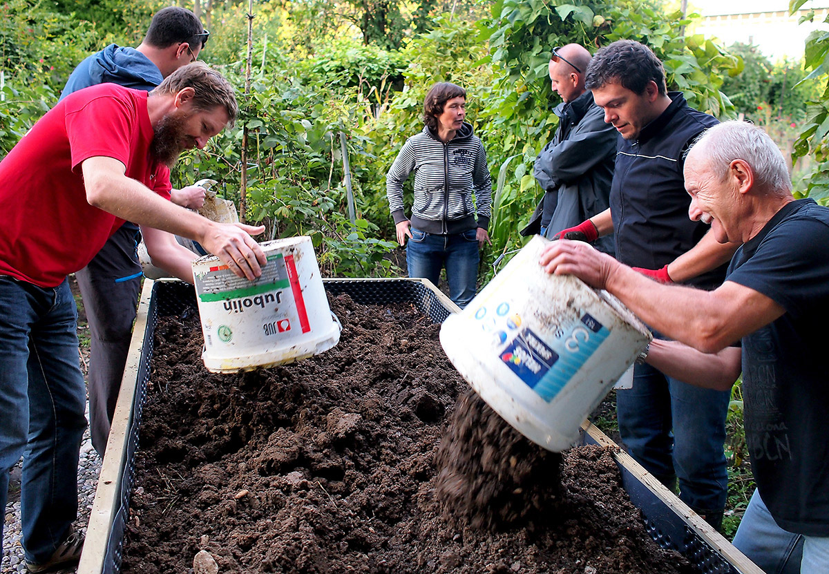 Andreja Džakušič with coworkers, Hanging Gardens, 2015, project Architecture of Human Relations, open atelje, Kare 9, Celje, setting of a raised bed. © DLUC (Društvo likovnih umetnikov Celje / Association of Fine Artists  of Celje).