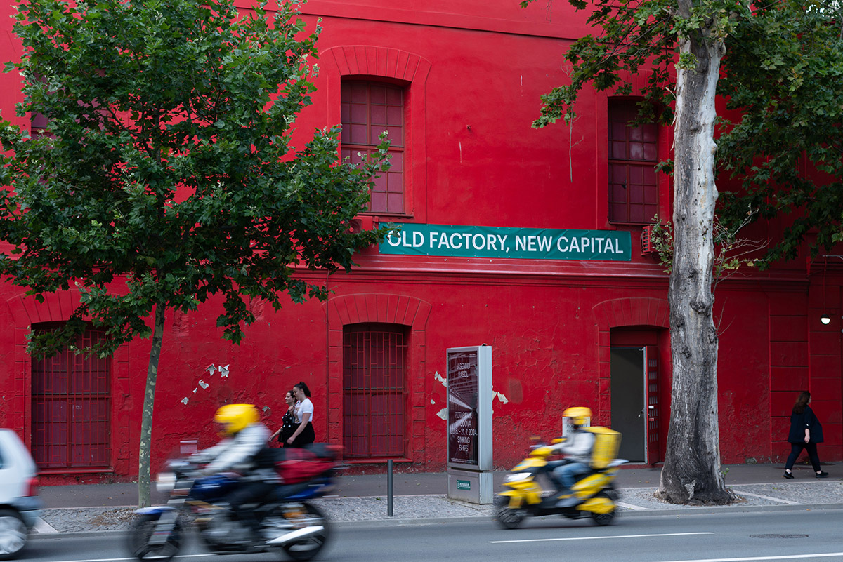 Igor Grubić: Old Factory New Capital, work on the facade, exhibition: Gestures of Activation, 2024. MMSU Museum of Modern and Contemporary Art Rijeka; Courtesy of MMSU. Photography: Hrvoje Franjić