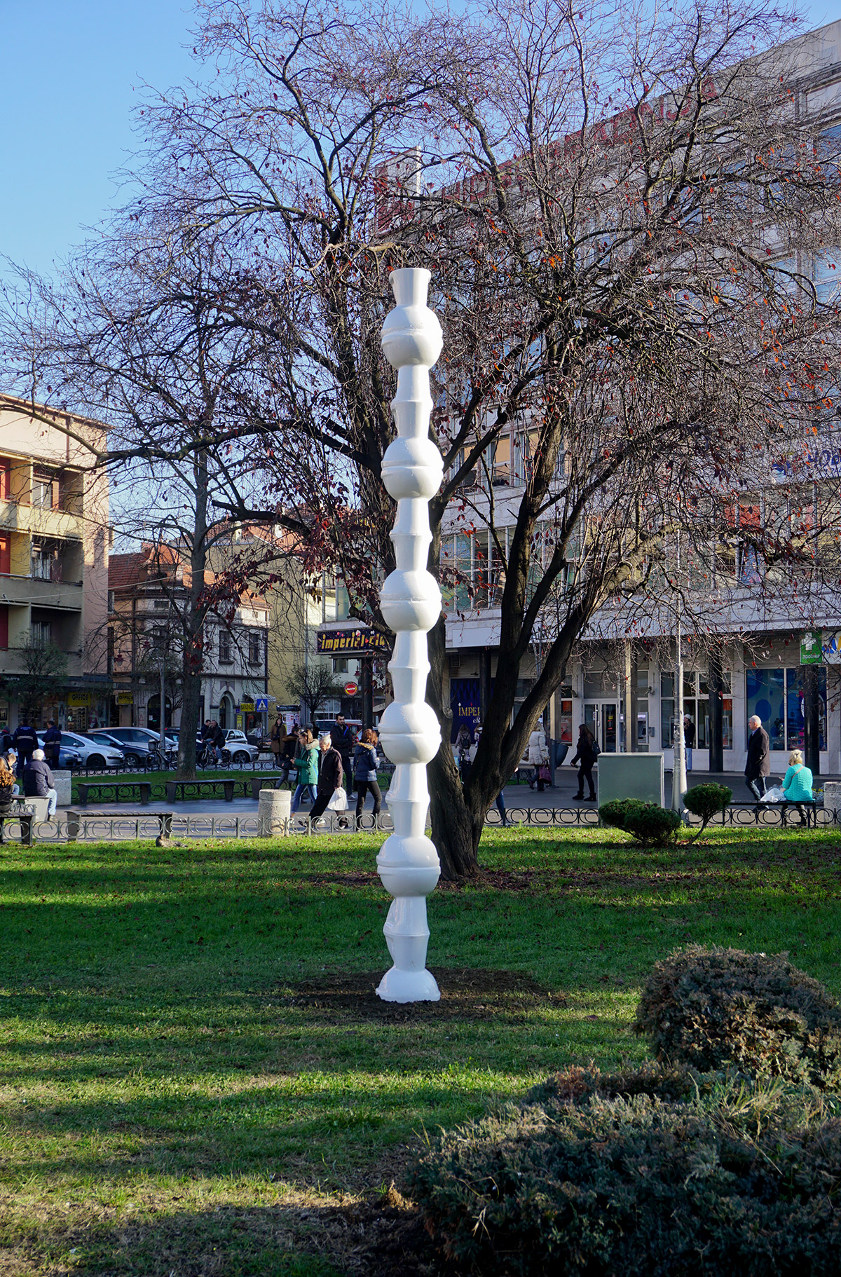 Branislav Nikolić, Endless Column, 2019, ceramics, 440x46x36 cm Photo credits: Branislav Nikolić, The work was realized as part of the joint exhibition of Žolt Kovač and Branislav Nikolić Surviving the work, winner of the audience award at the 27th Nadežda Petrović Memorial in 2014.