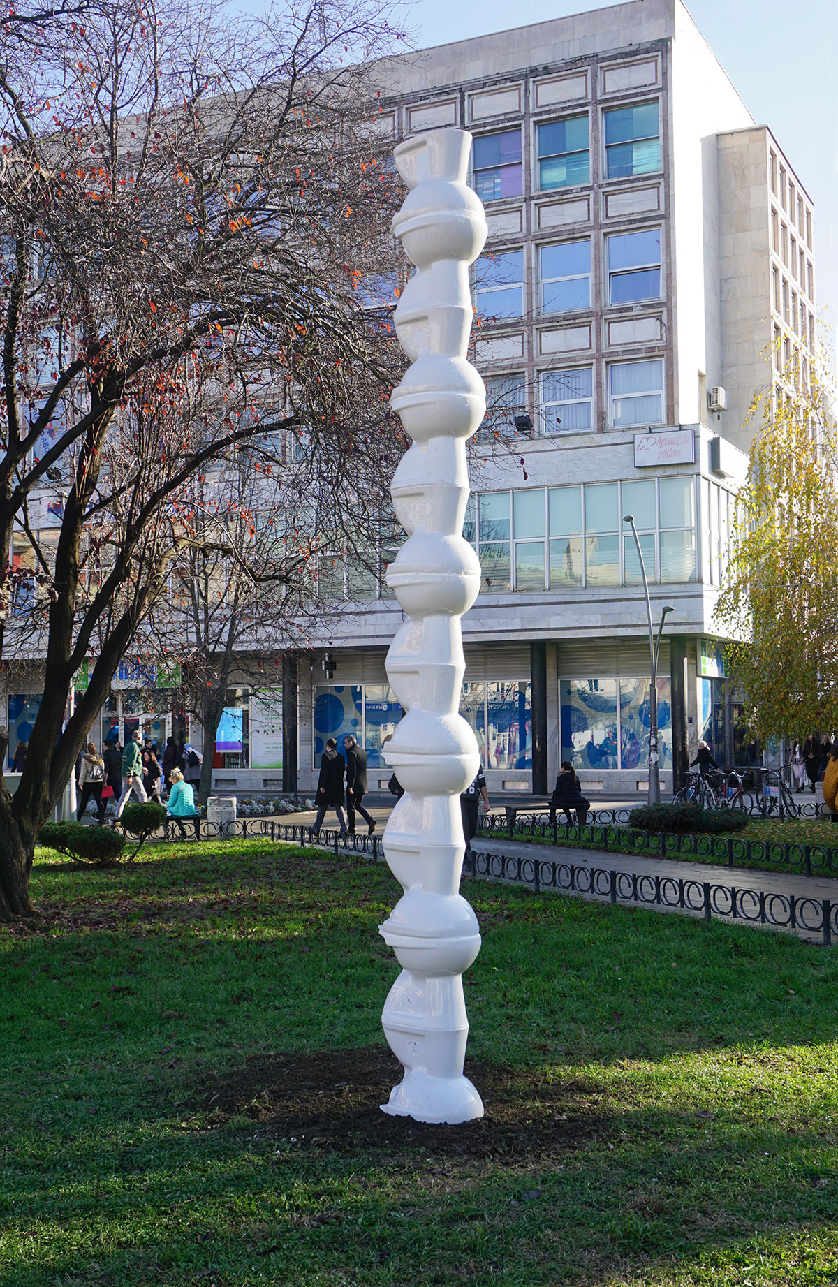 Branislav Nikolić, Endless Column, 2019, ceramics, 440x46x36 cm Photo credits: Branislav Nikolić, The work was realized as part of the joint exhibition of Žolt Kovač and Branislav Nikolić Surviving the work, winner of the audience award at the 27th Nadežda Petrović Memorial in 2014.
